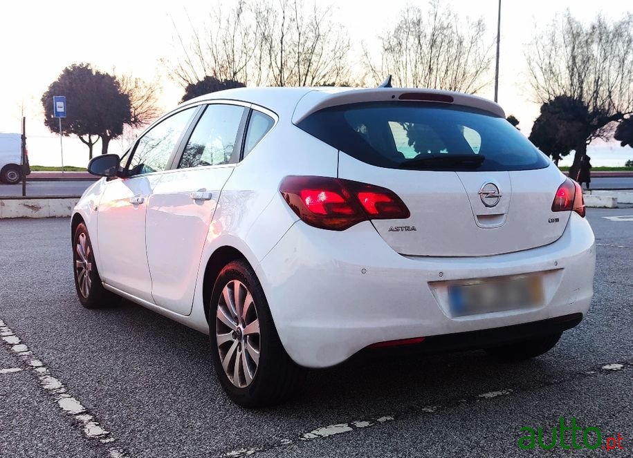 2010' Opel Astra photo #5