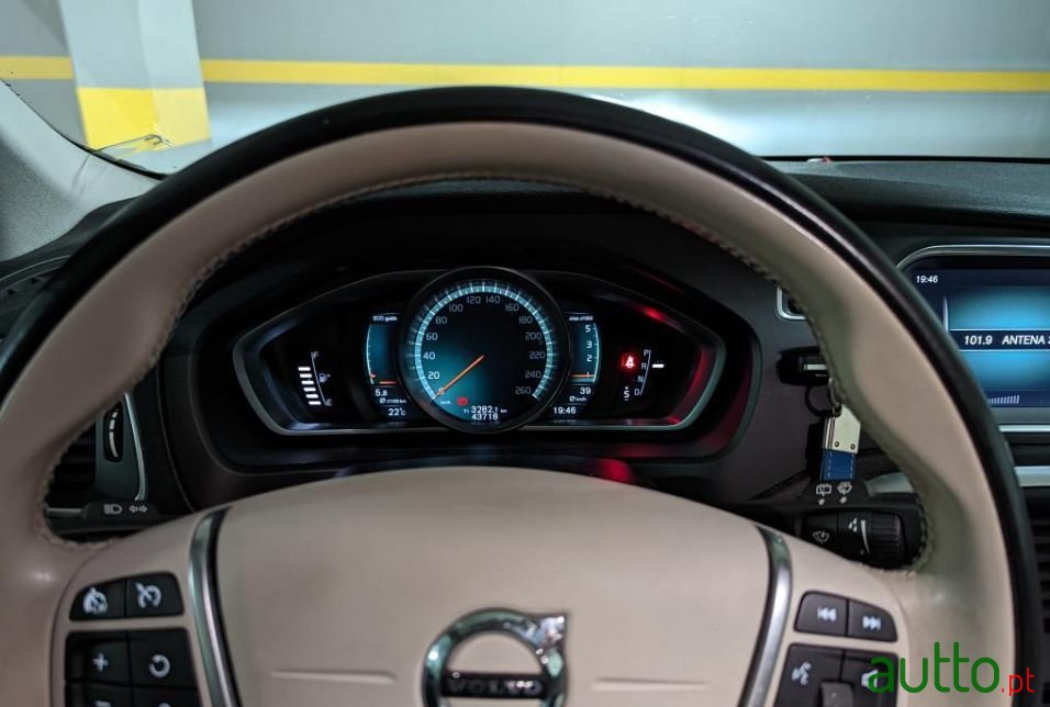 2019' Volvo V40 Cross Country photo #1