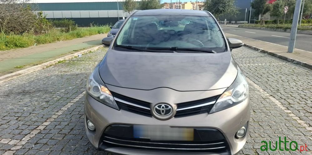 2015' Toyota Verso 1.6 D-4D Active photo #2