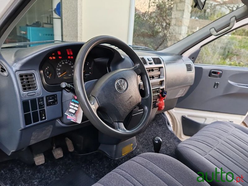 2008' Toyota HiAce photo #4