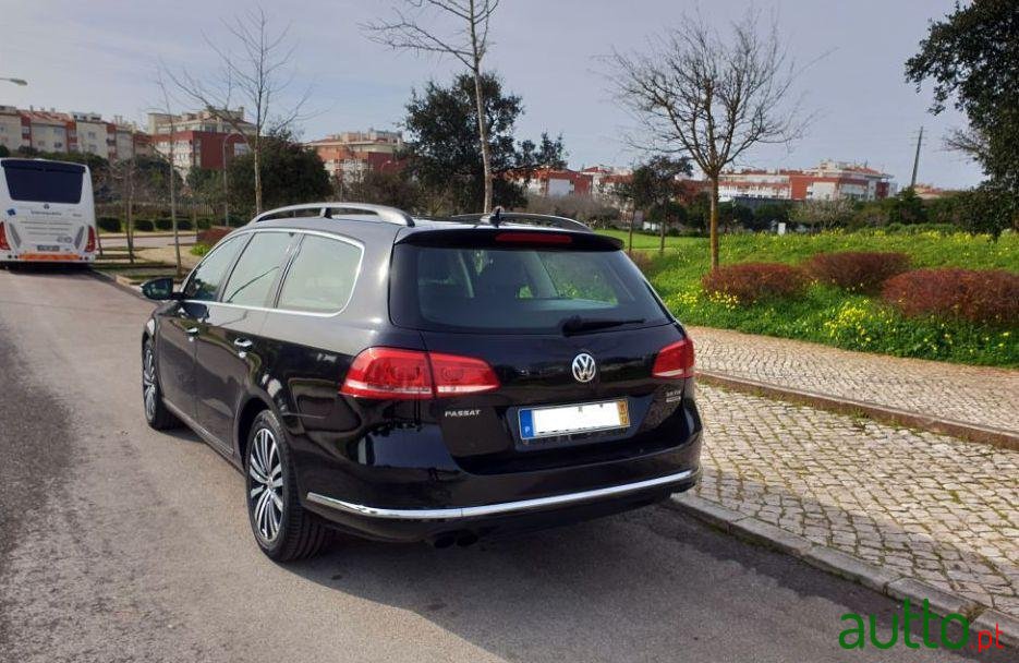 2011' Volkswagen Passat Variant photo #3