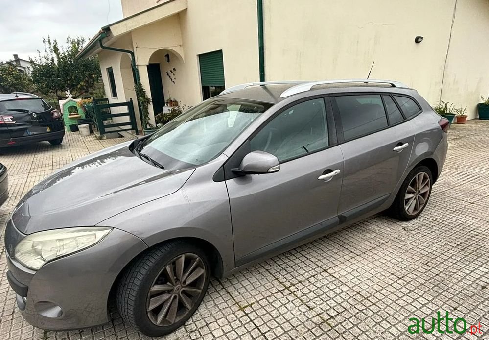 2010' Renault Megane Sport Tourer photo #1