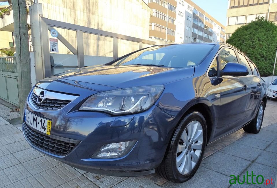 2011' Opel Astra Sports Tourer photo #2