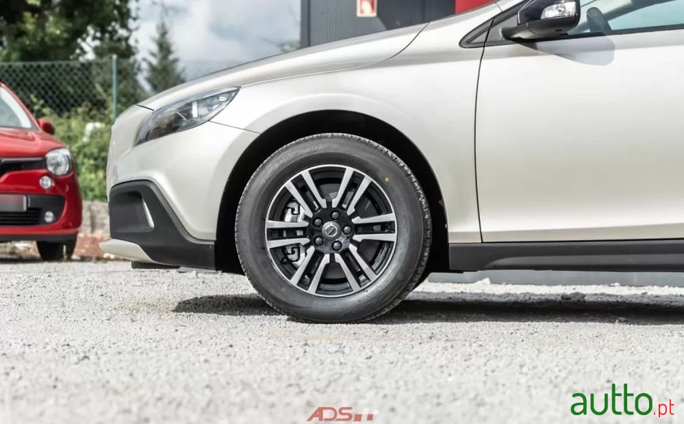 2017' Volvo V40 Cross Country 2.0 D2 photo #6