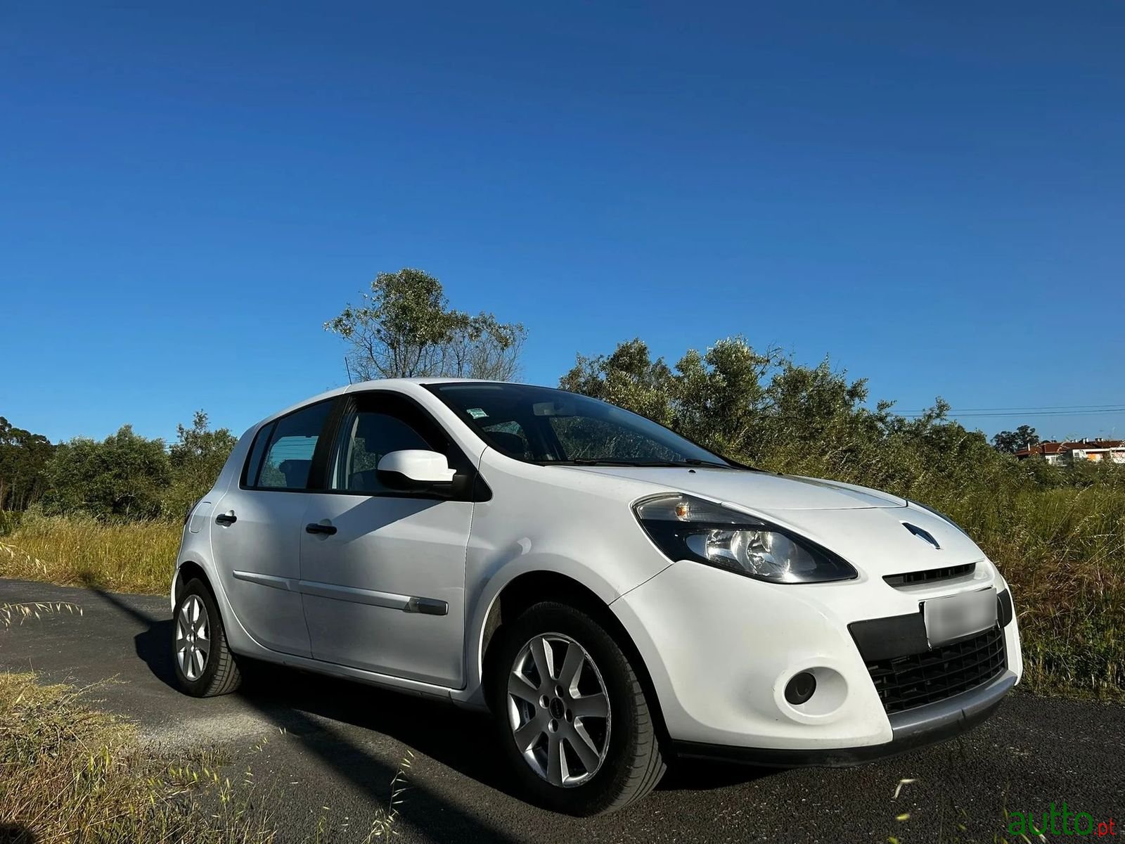 2011' Renault Clio photo #3