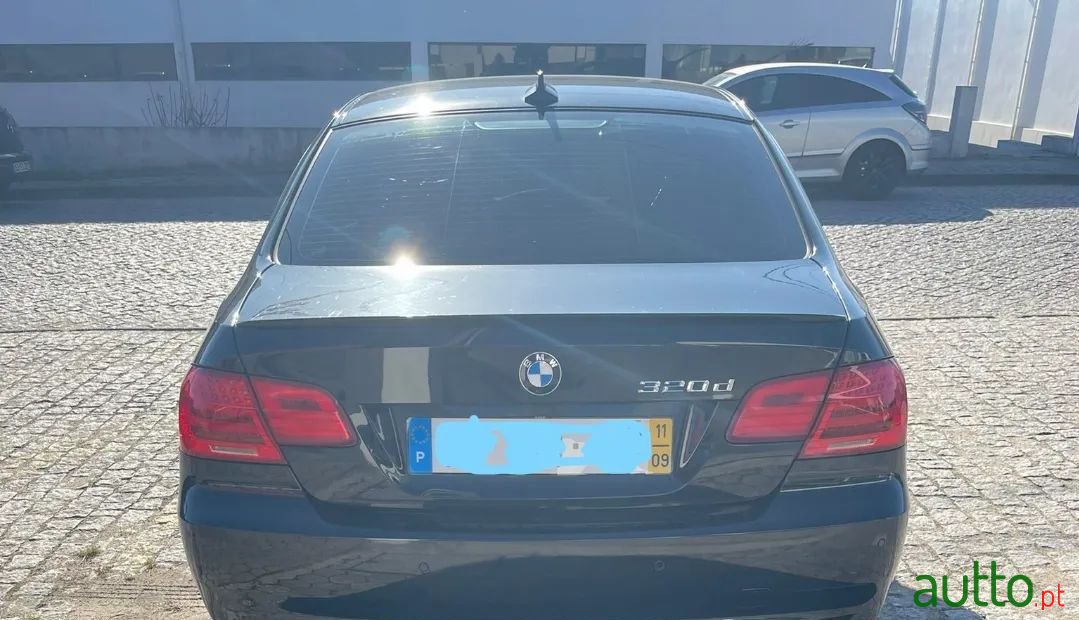 2011' BMW 320 photo #2