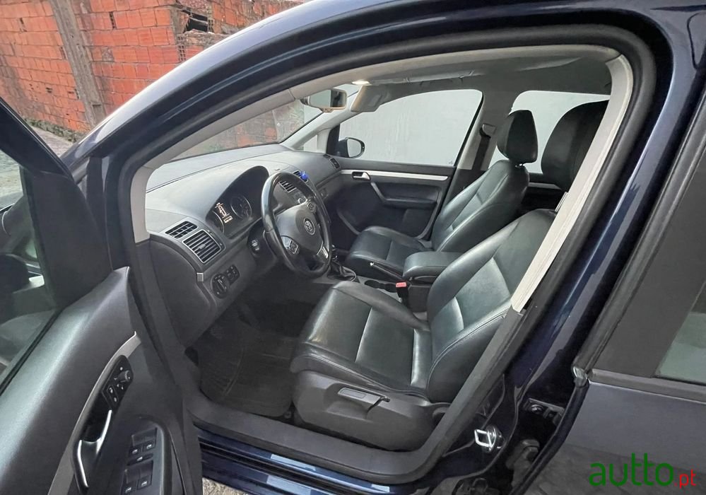 2014' Volkswagen Touran photo #6