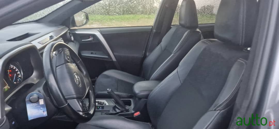 2017' Toyota RAV4 photo #3