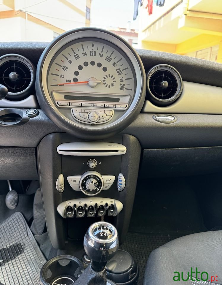 2007' MINI Cooper Standard photo #5