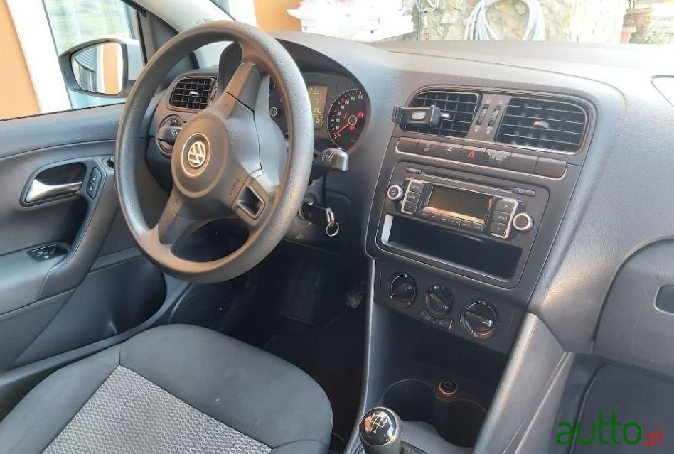 2013' Volkswagen Polo Variant photo #3