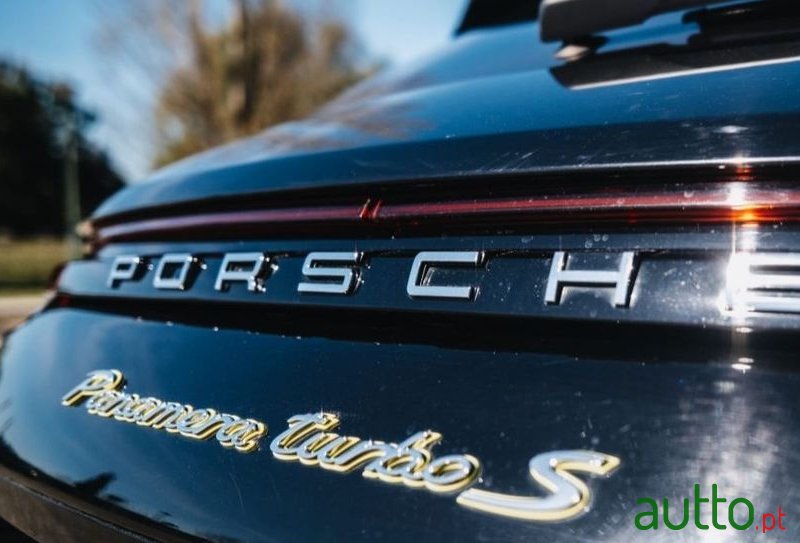 2018' Porsche Panamera Sport Turismo photo #4