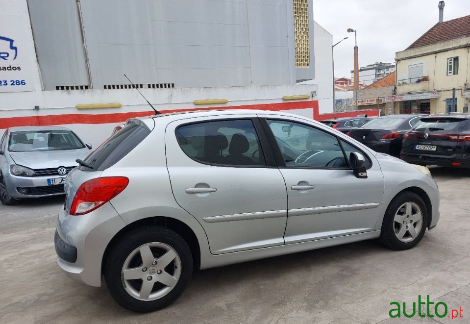 2011' Peugeot 207 Sport photo #1