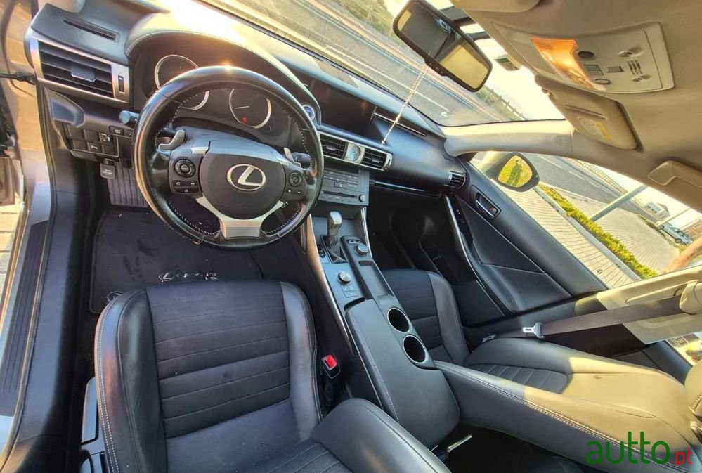 2016' Lexus IS Executive photo #3