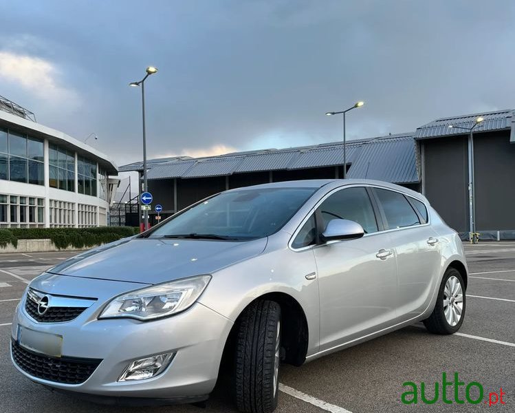 2011' Opel Astra 1.4 Cosmo photo #2