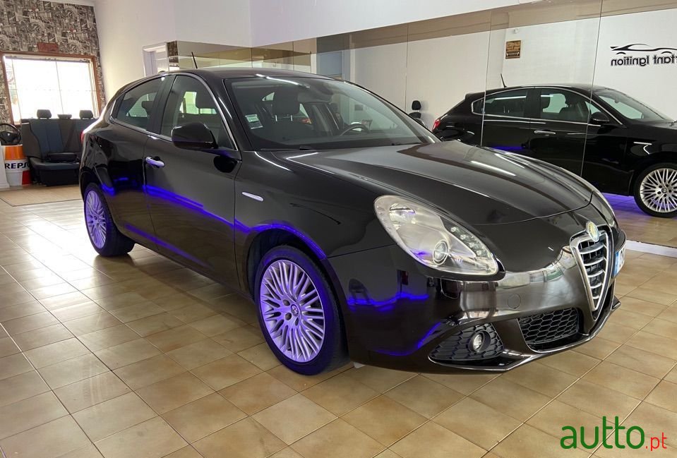 2010' Alfa Romeo Giulietta photo #1