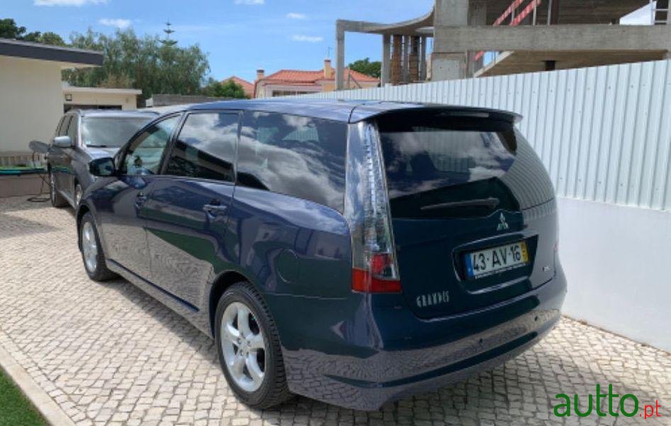 2005' Mitsubishi Grandis Instyle photo #3