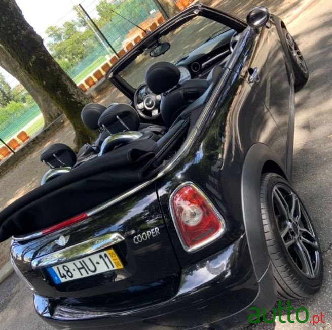 2009' MINI Cabrio photo #2