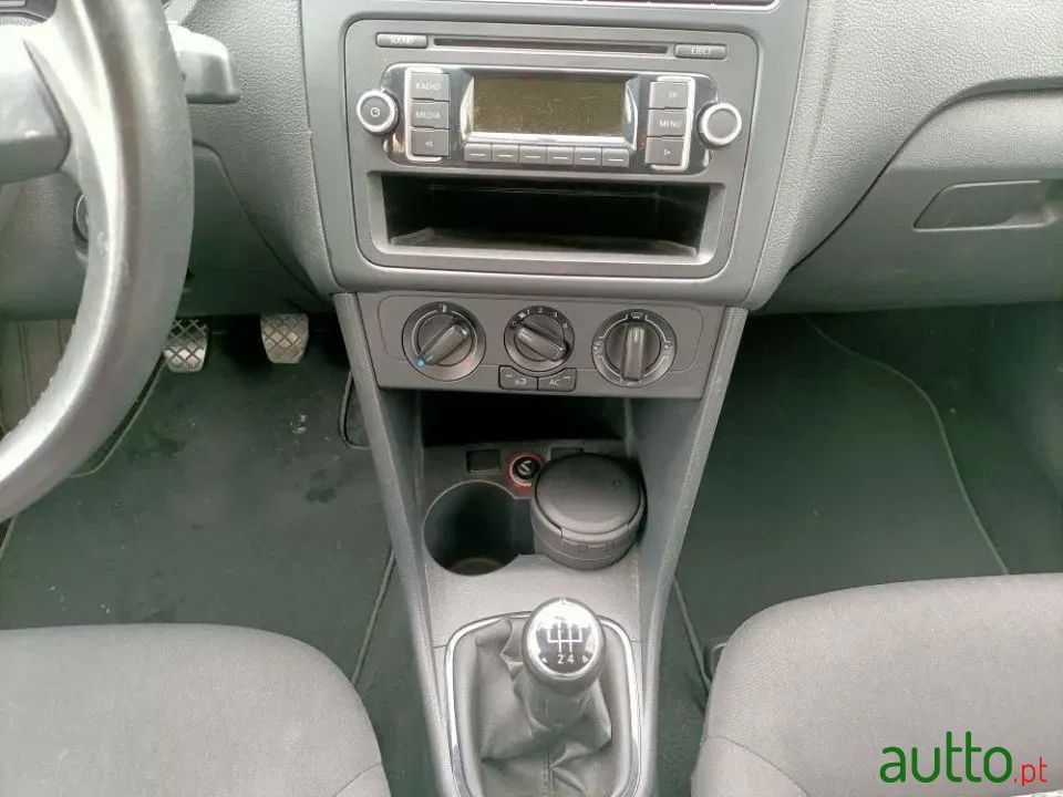 2012' Volkswagen Polo photo #3