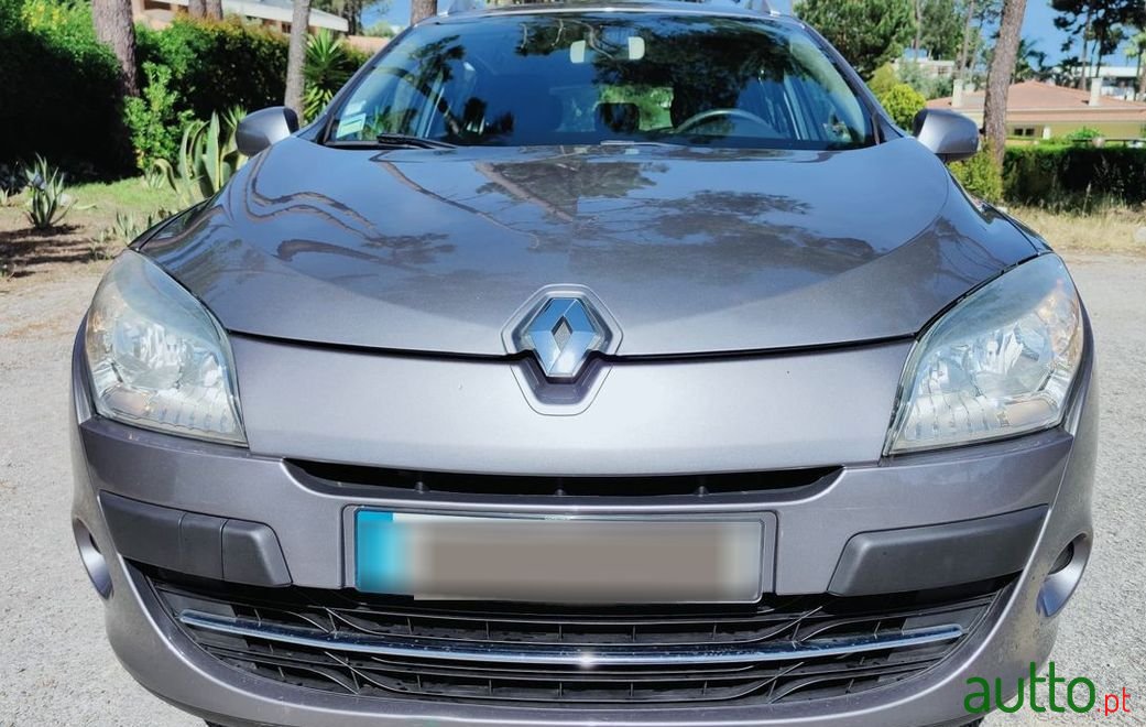 2012' Renault Megane Sport Tourer photo #3