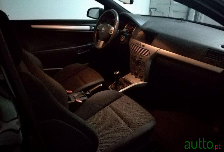 2007' Opel Astra Gtc photo #3