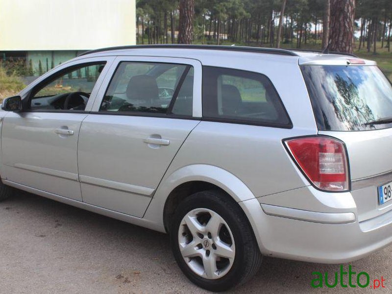 2008' Opel Astra Caravan photo #2