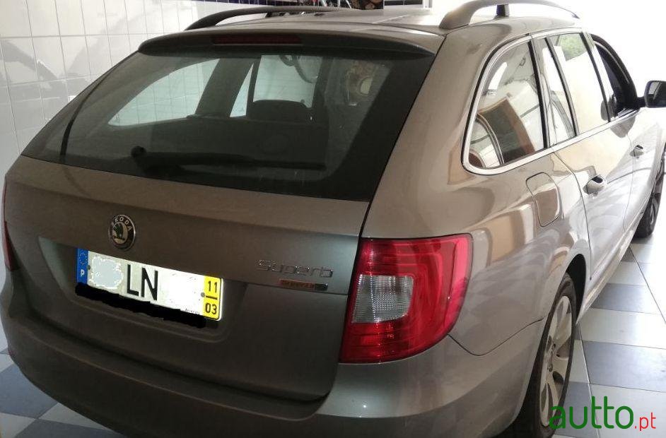 2011' Skoda Superb Break photo #2
