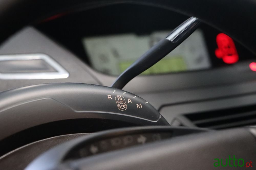 2011' Citroen C4 Picasso photo #6