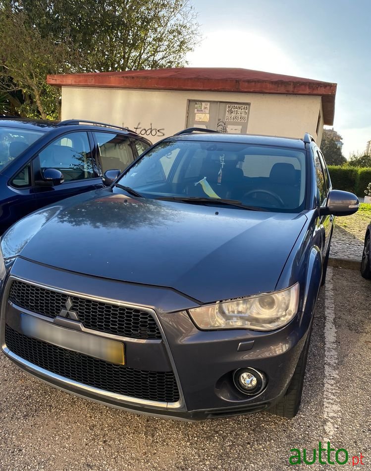2010' Mitsubishi Outlander photo #1