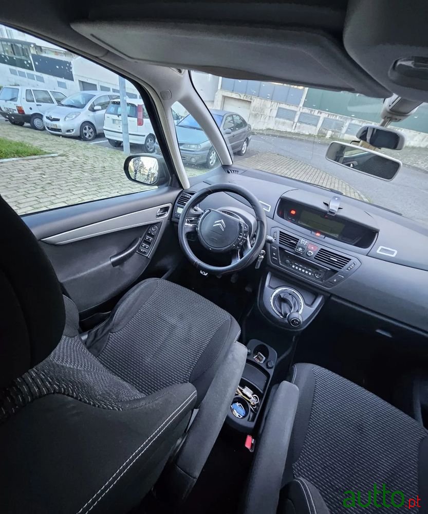 2010' Citroen C4 Picasso photo #5