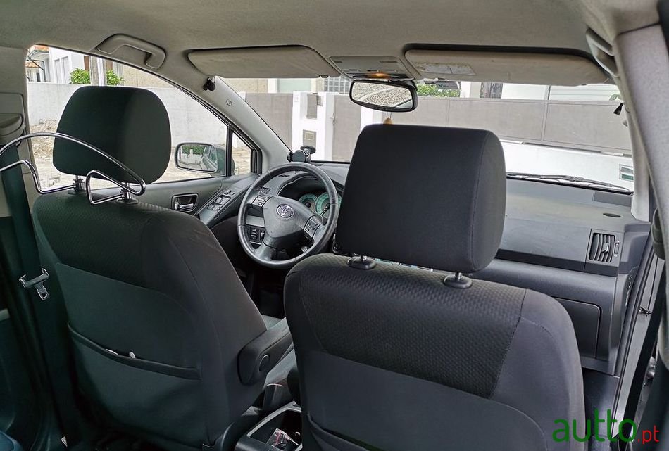 2005' Toyota Corolla Verso photo #3