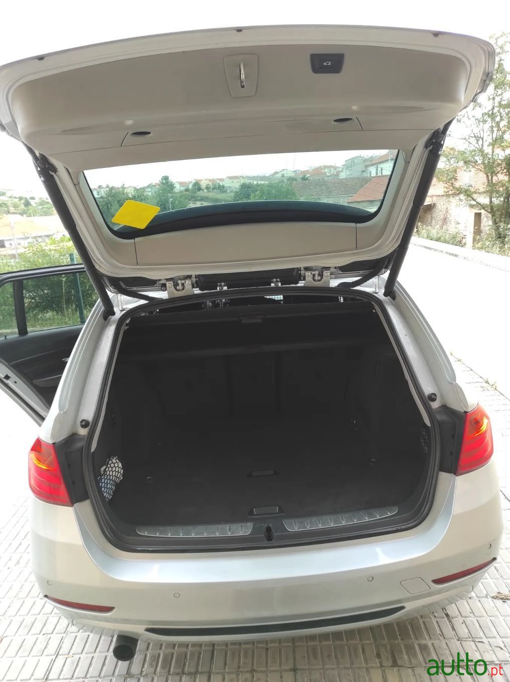 2013' BMW 318 photo #5