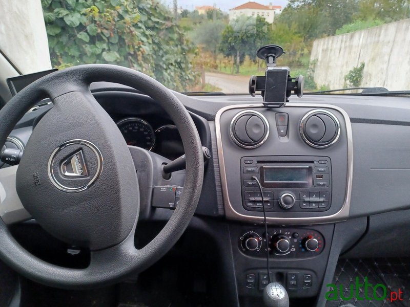 2014' Dacia Sandero photo #5