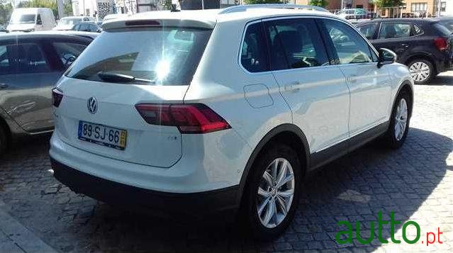 2017' Volkswagen Tiguan photo #2