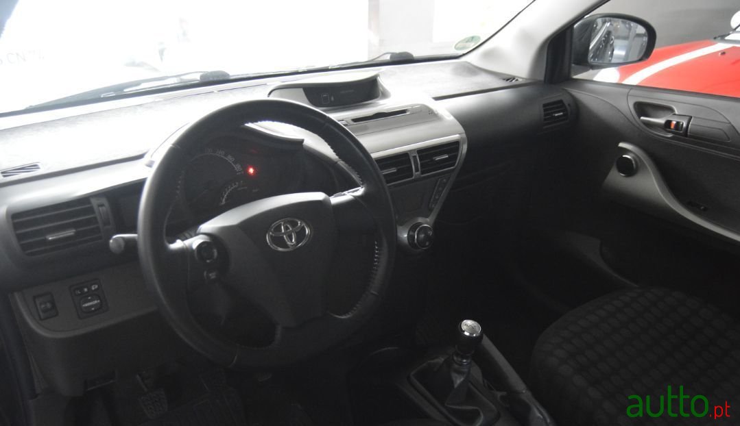 2010' Toyota iQ photo #3