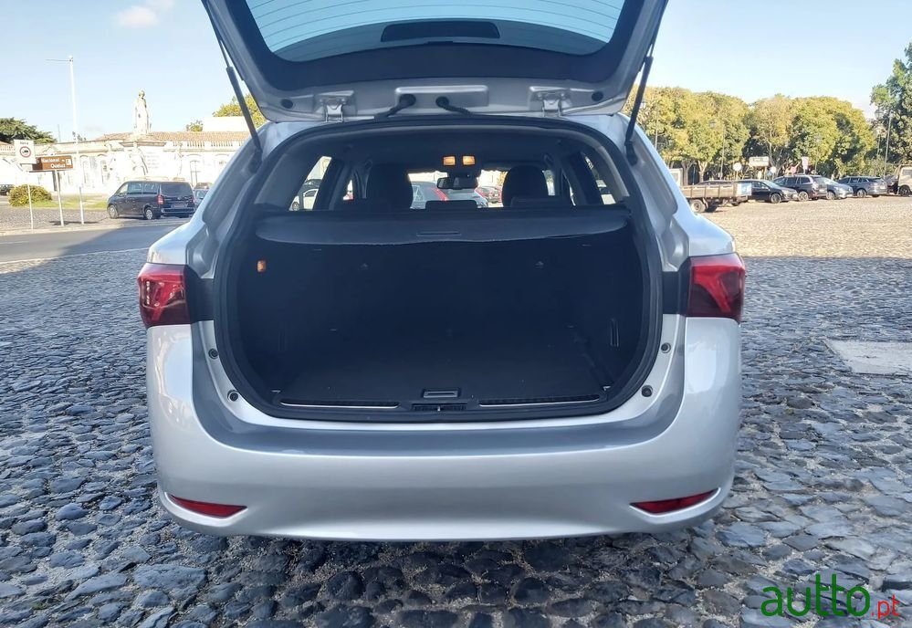 2015' Toyota Avensis Touring Sports photo #6