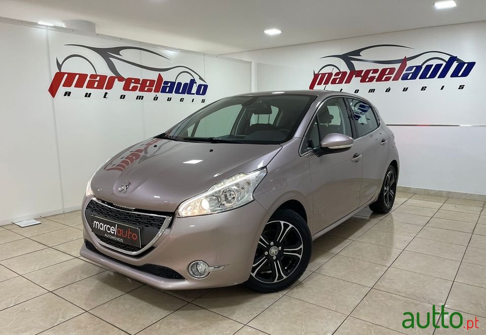 2013' Peugeot 208 photo #1