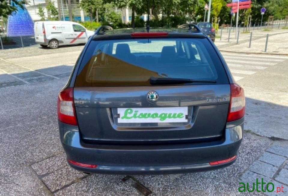 2010' Skoda Octavia Break photo #6