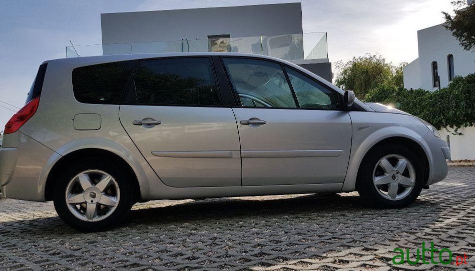 2008' Renault Grand Scenic photo #1