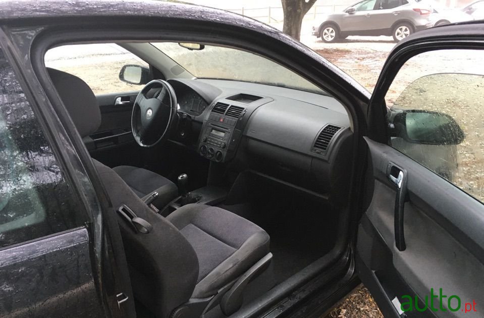 2005' Volkswagen Polo photo #5