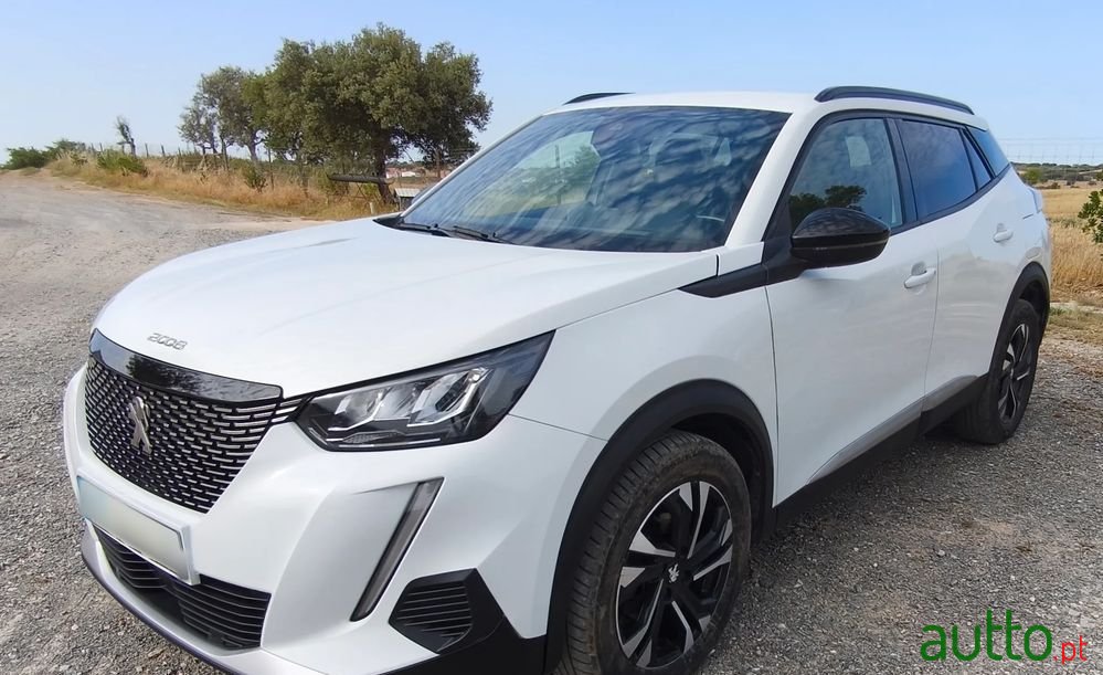 2023' Peugeot 2008 photo #2