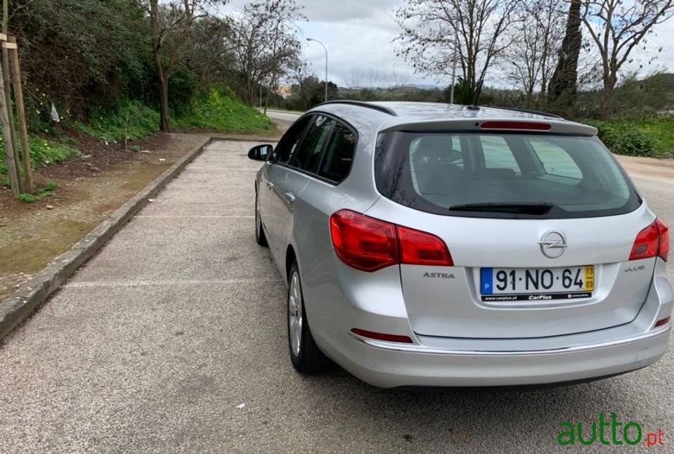 2013' Opel Astra Sports Tourer photo #3