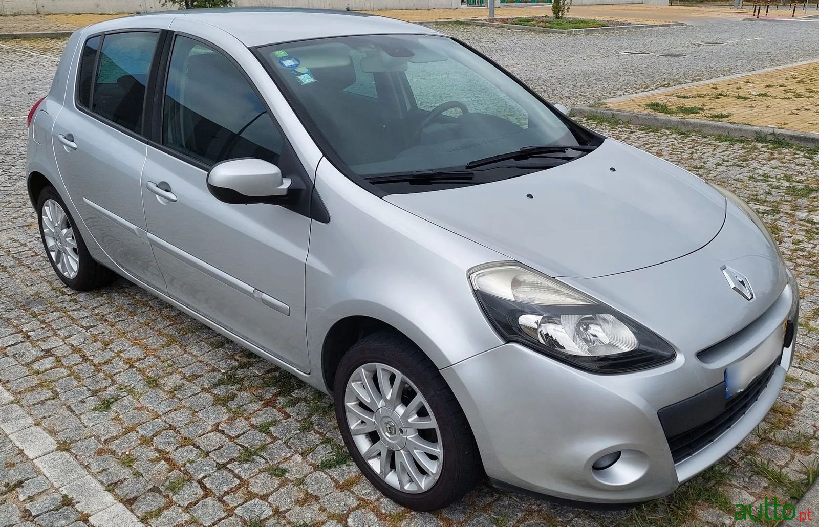 2011' Renault Clio photo #4