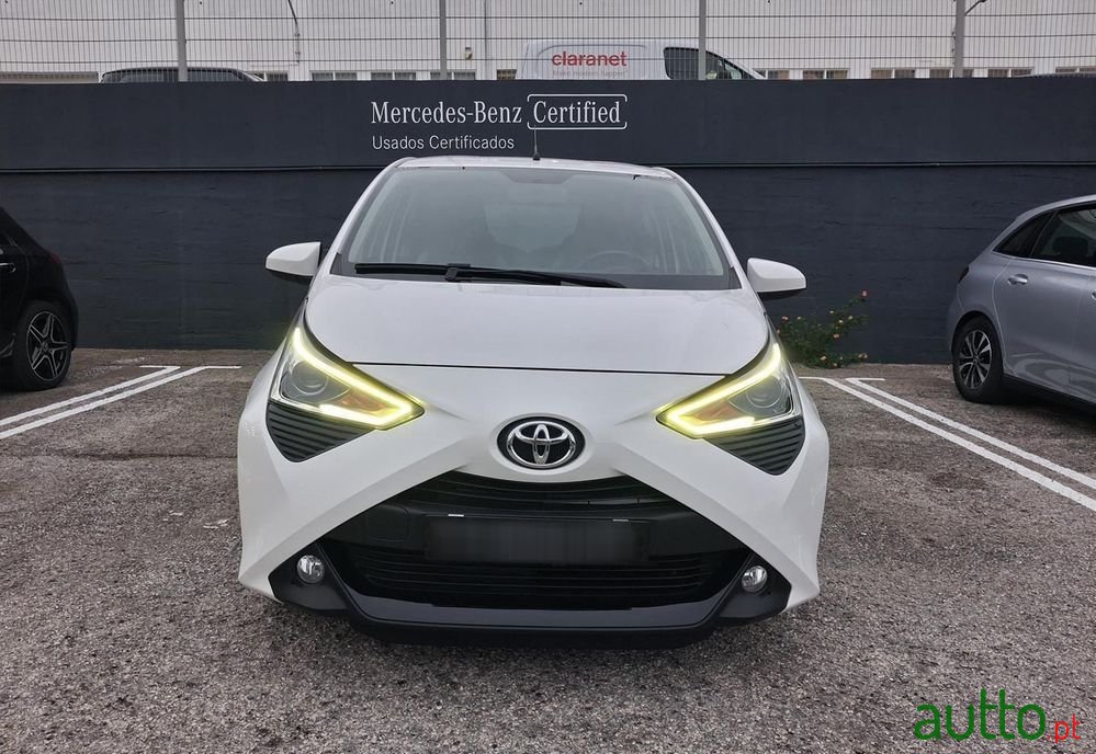 2022' Toyota Aygo 1.0 X-Play photo #2