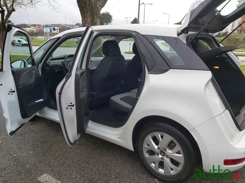 2014' Citroen C4 Picasso photo #5