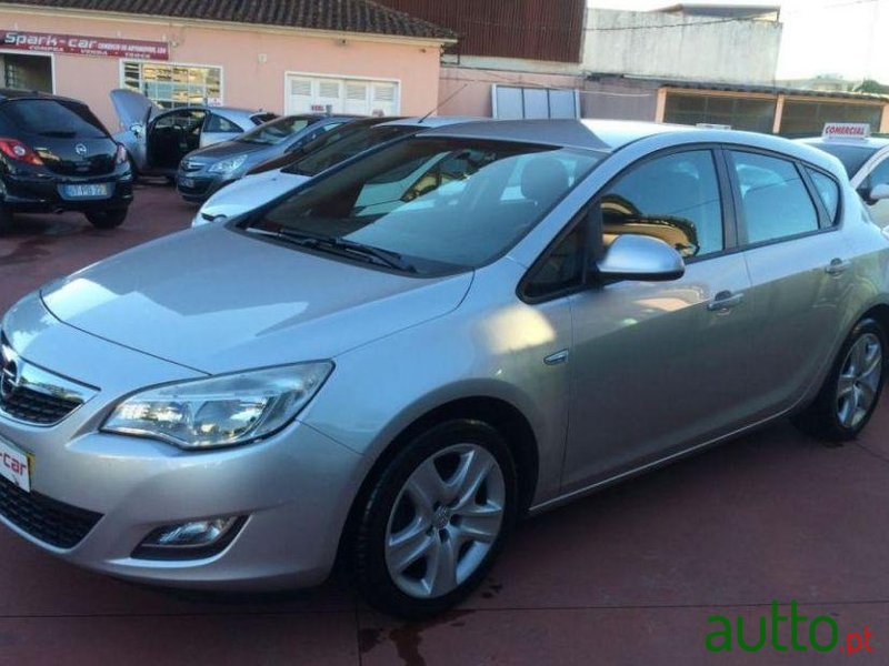 2011' Opel Astra 1.3 Cdti Enjoy photo #2