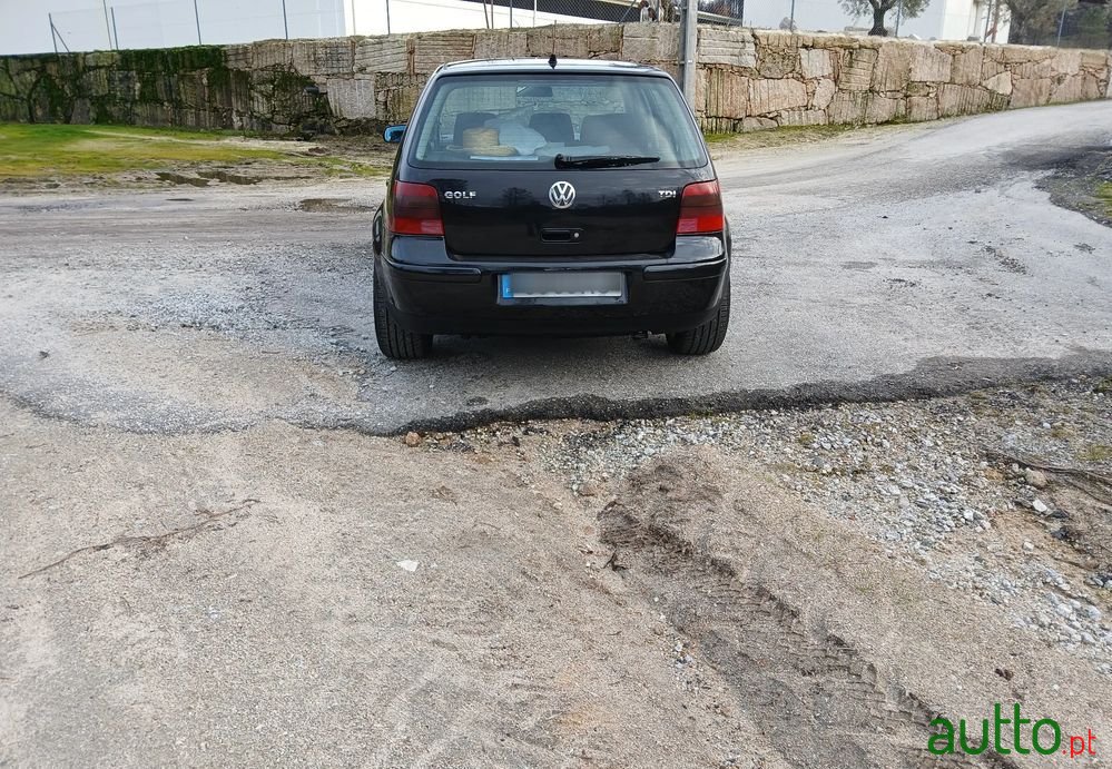 2001' Volkswagen Golf photo #3