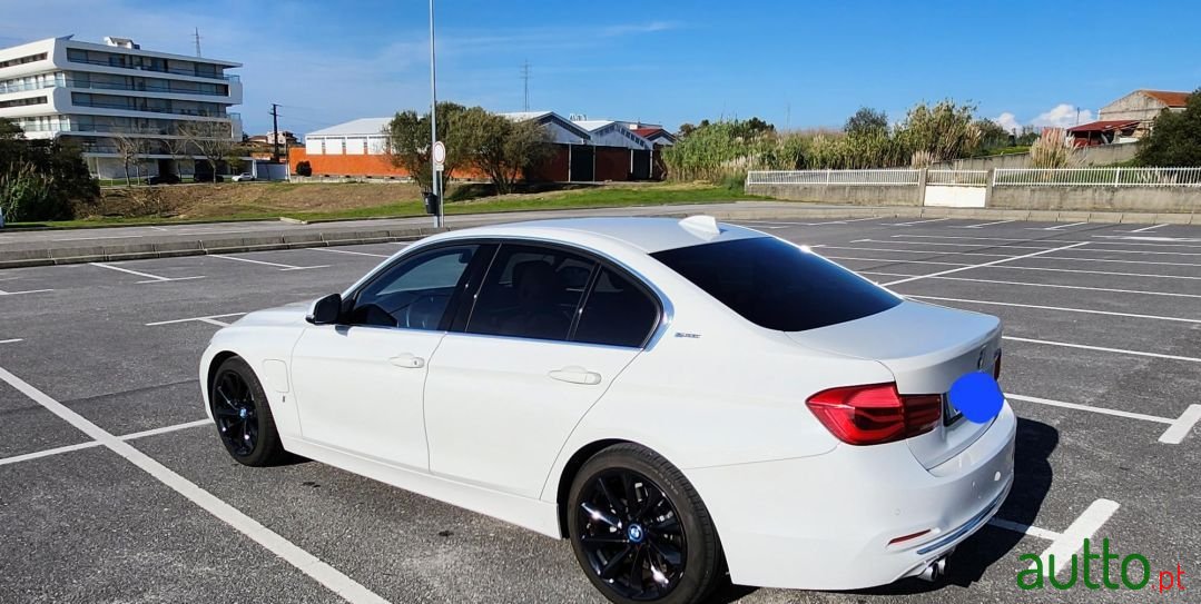 2017' BMW 330 photo #4