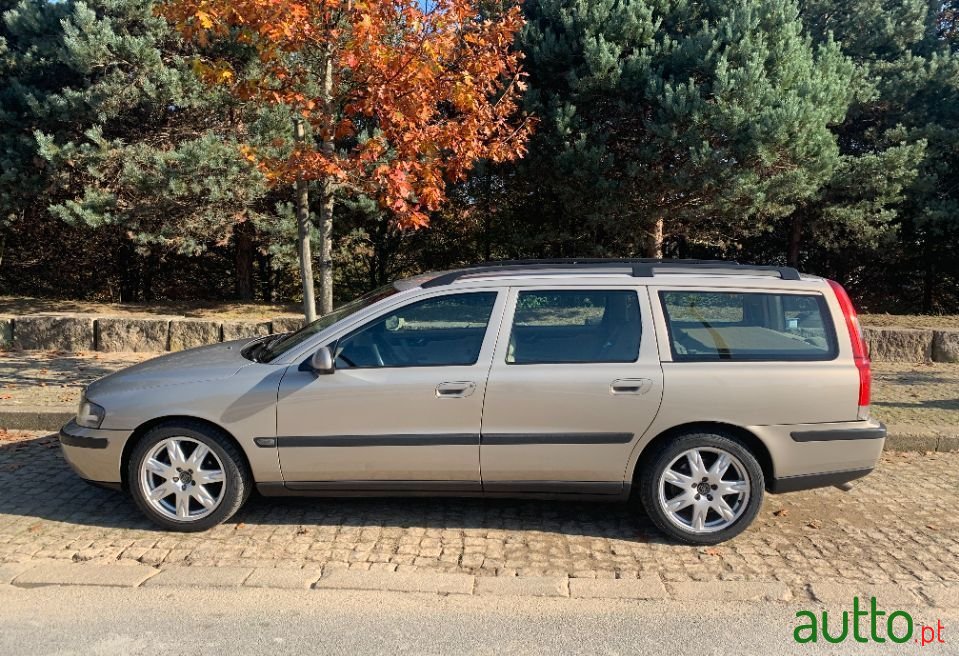 2001' Volvo V70 photo #5