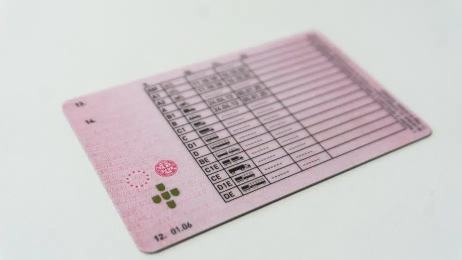 Carta de condução gratuita para Forças Armadas divide opiniões