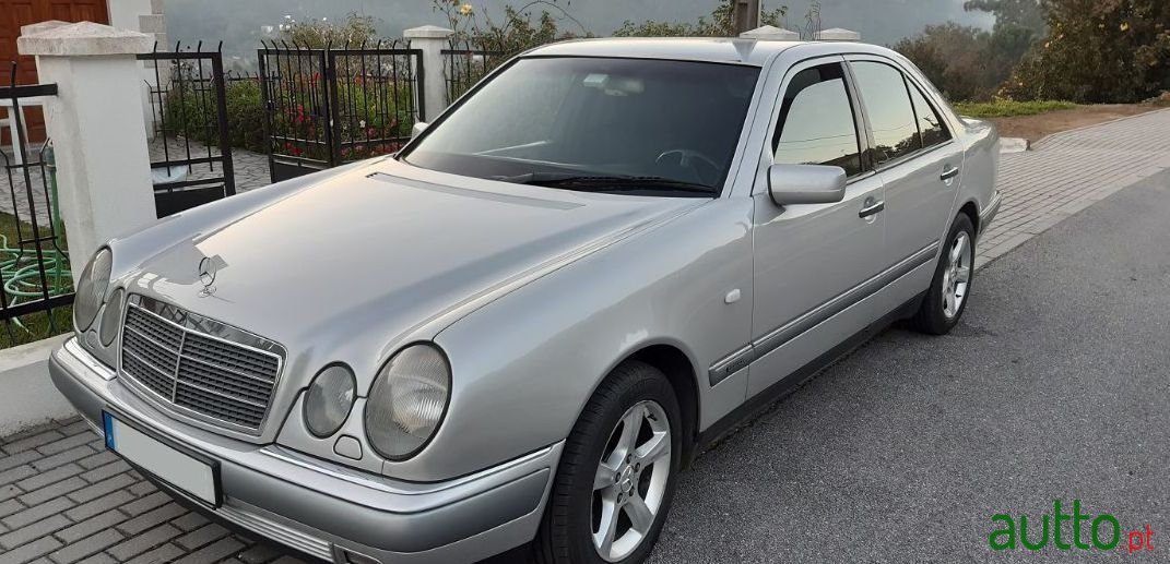 1997' Mercedes-Benz E-220 photo #3